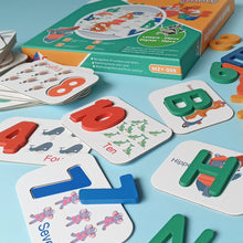 Cargar imagen en el visor de la galería, Juguete Montessori de 36 cartas y bloques de madera coloridos, contiene alfabeto de la a a la z y del número 1 al 10