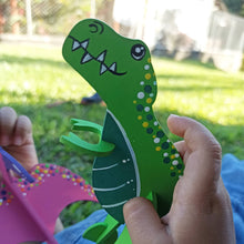 Cargar imagen en el visor de la galería, 5 dinos para armar en madera mdf de 2,5 mm, el kit incluye temperas, dos pinceles, cartilla para colorear