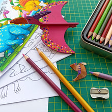 Cargar imagen en el visor de la galería, 5 dinos para armar en madera mdf de 2,5 mm, el kit incluye temperas, dos pinceles, cartilla para colorear