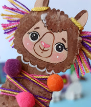 Cargar imagen en el visor de la galería, 4 alpacas para encajar en madera mdf, un cactus, accesorios para decorarlas, silicona líquida, temperas no tóxicas, cartilla para colorear de 9 páginas, 2 pinceles