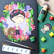 Cargar imagen en el visor de la galería, Frida para pintar en madera, peg doll, cuadro y Frida magnética. Pinturas acrílicas, pincel suave, pincel delineador.
